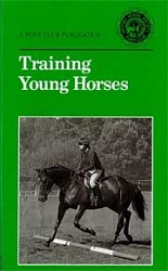 A pony club publication Training your horse immagine non disponibile